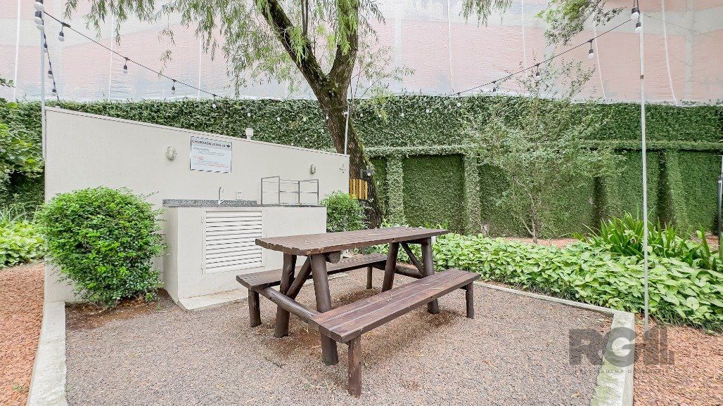 Apartamento a venda no bairro Passo da Areia com dois dormitórios.