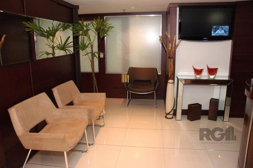 Conjunto comercial desocupado no Edel Trade Center