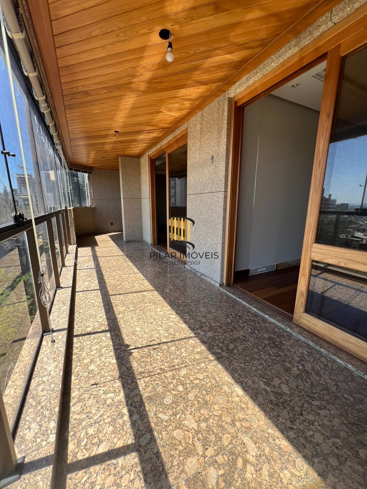 Alto Padrão no Bela Vista: 4 Dorms, Vista Rio, Lareira e 3 Vagas no Ed. Vercelli