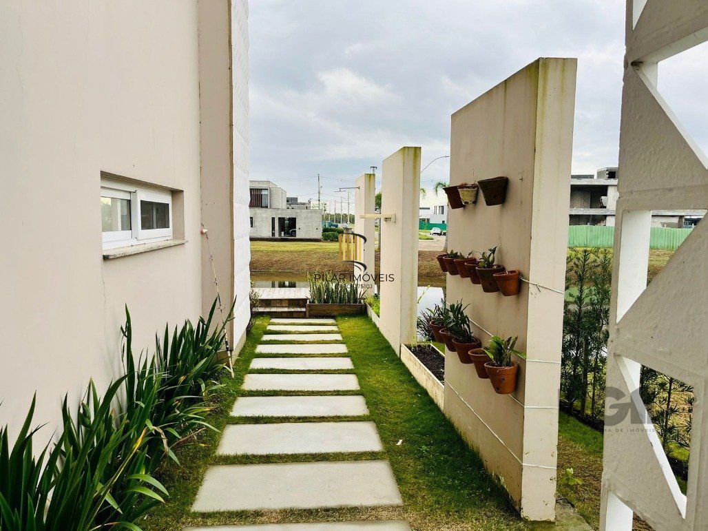 Casa para Comprar com 3 Suítes em Lote Molhado no Península Ponta da Figueira