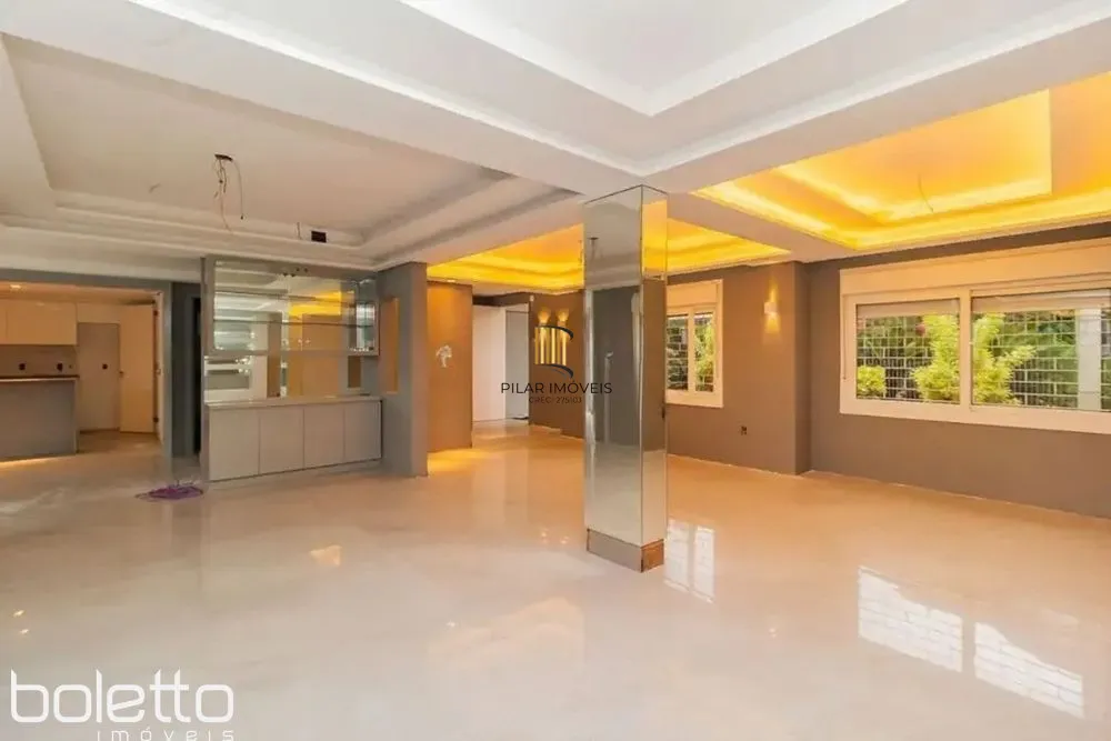 Casa Reformada com Piscina, 370m², 2 Suítes com Closet no Três Figueiras – POA