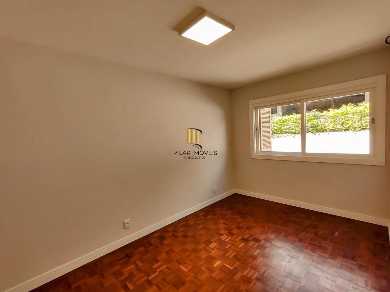 Apartamento semimobiliado à venda no bairro Petrópolis