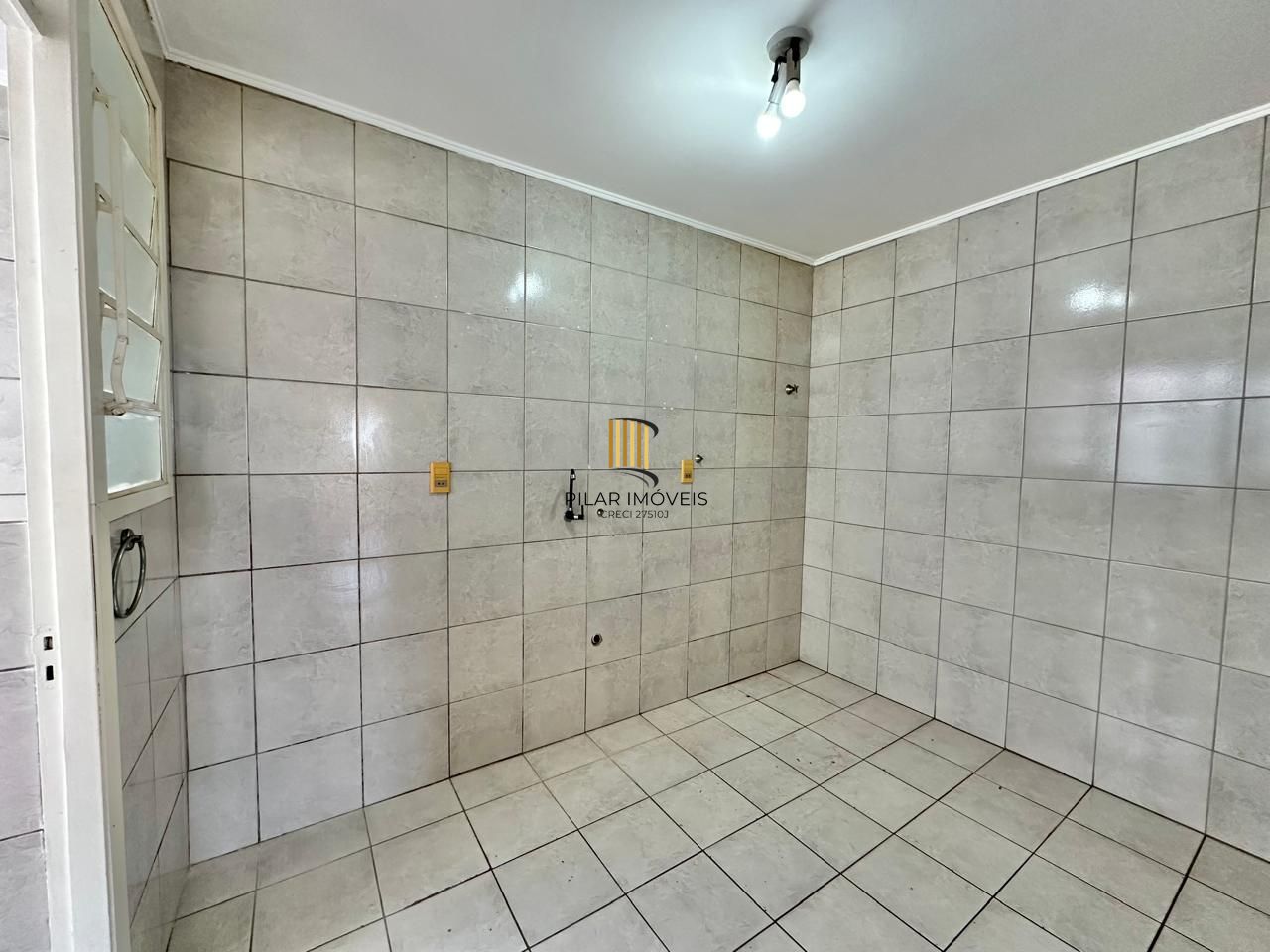 Excelente apartamento à venda no bairro Passo d' Areia com 2 dormitórios.