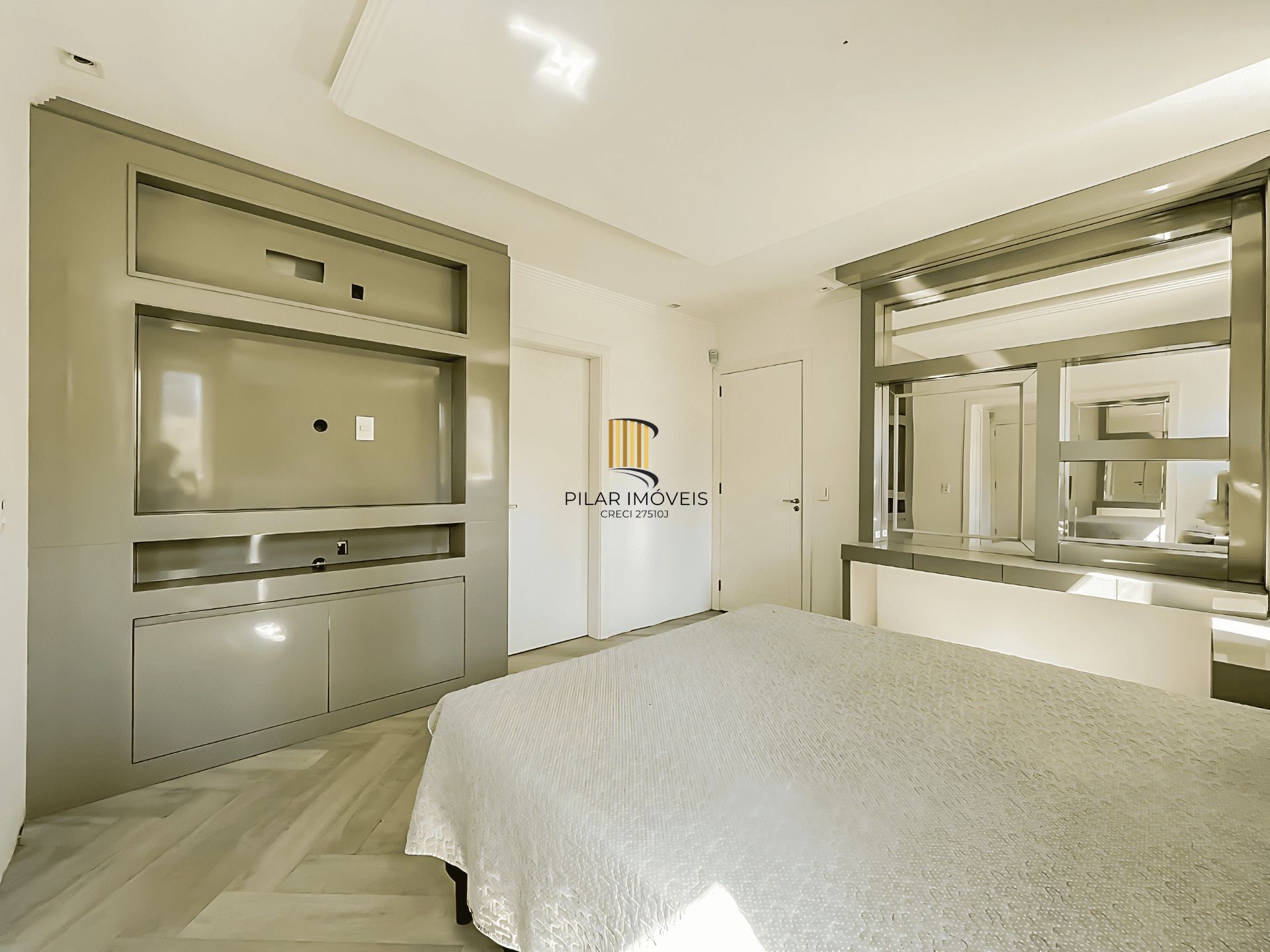 Casa Reformada com Piscina, 370m², 2 Suítes com Closet no Três Figueiras – POA