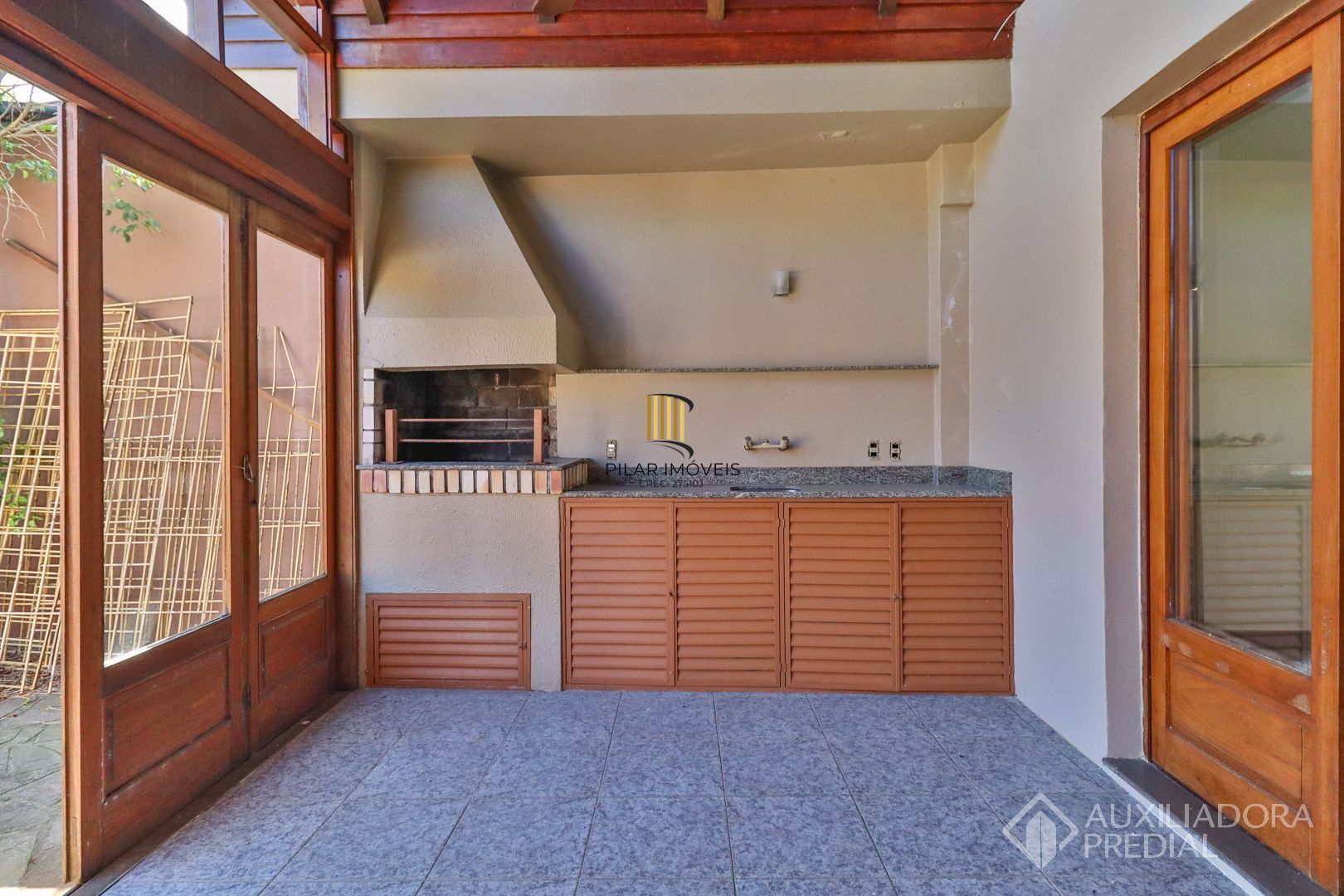Excelente casa com 5 dormitórios no bairro Cristal