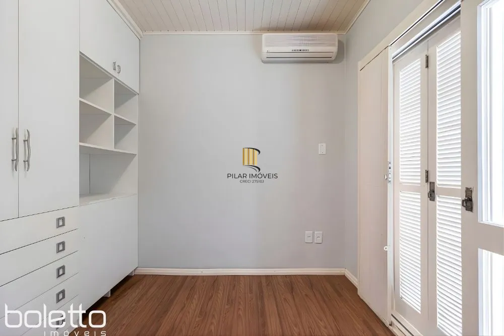 Casa Reformada com Piscina, 370m², 2 Suítes com Closet no Três Figueiras – POA