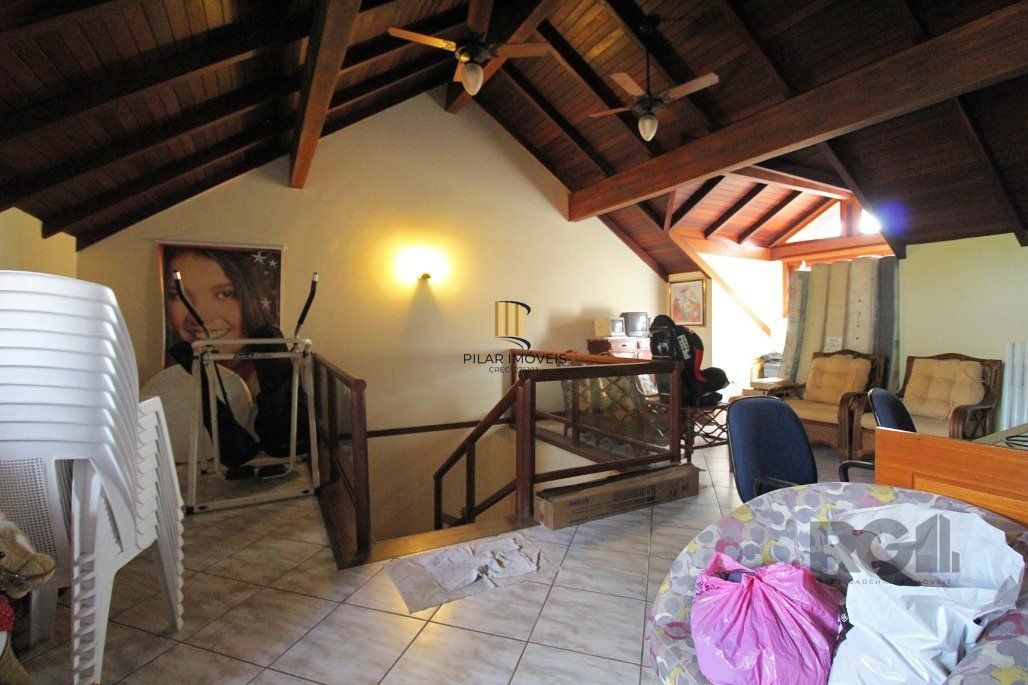 Casa para Comprar com 4 dormitórios, uma suíte e 4 vagas no Bairro Chácara das Pedras.