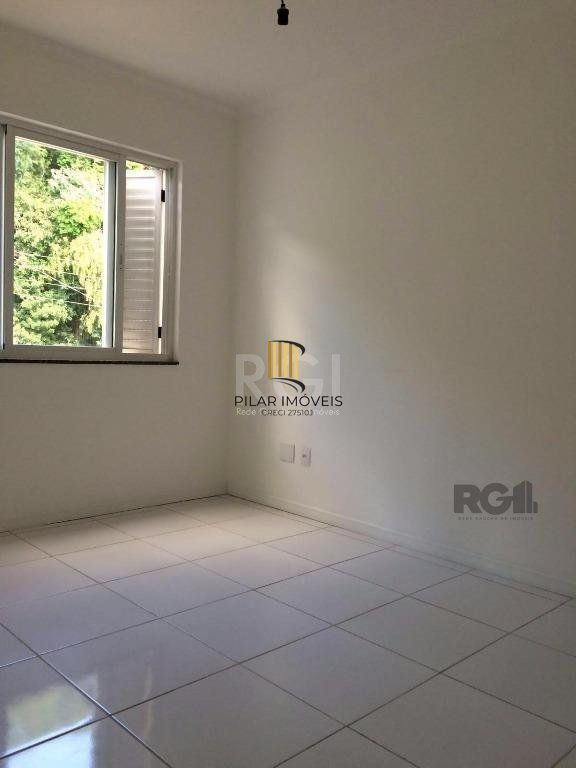 Vende prédio com 3 apartamentos, 9 dormitórios, 3 suíte, 3 salas amplas com churrasqueira, box 6 vaga coberta, 479 m² por R$ 1.200,000,00- São João - Porto Alegre/RS
