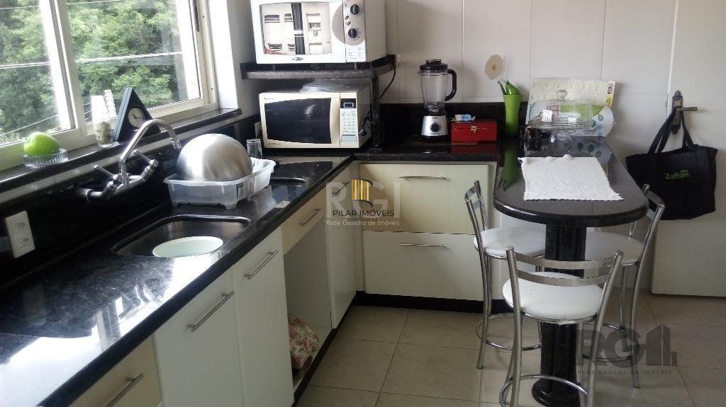 Vende prédio com 3 apartamentos, 9 dormitórios, 3 suíte, 3 salas amplas com churrasqueira, box 6 vaga coberta, 479 m² por R$ 1.200,000,00- São João - Porto Alegre/RS