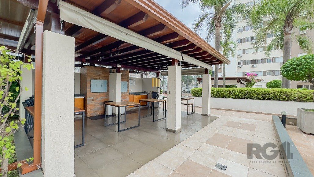 Apartamento a venda no bairro Passo da Areia com dois dormitórios.