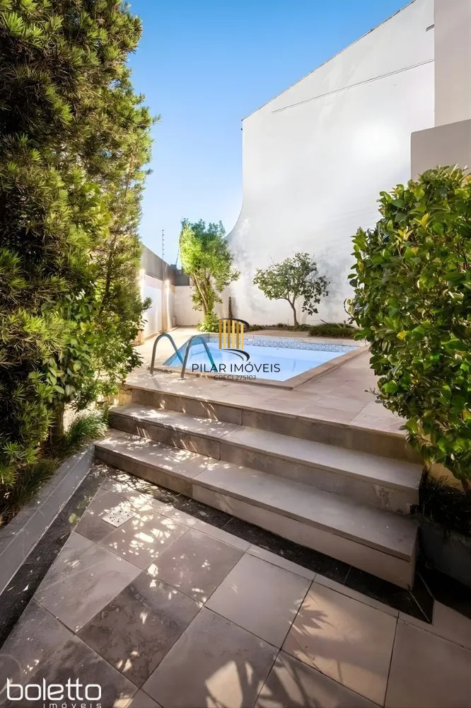 Casa Reformada com Piscina, 370m², 2 Suítes com Closet no Três Figueiras – POA