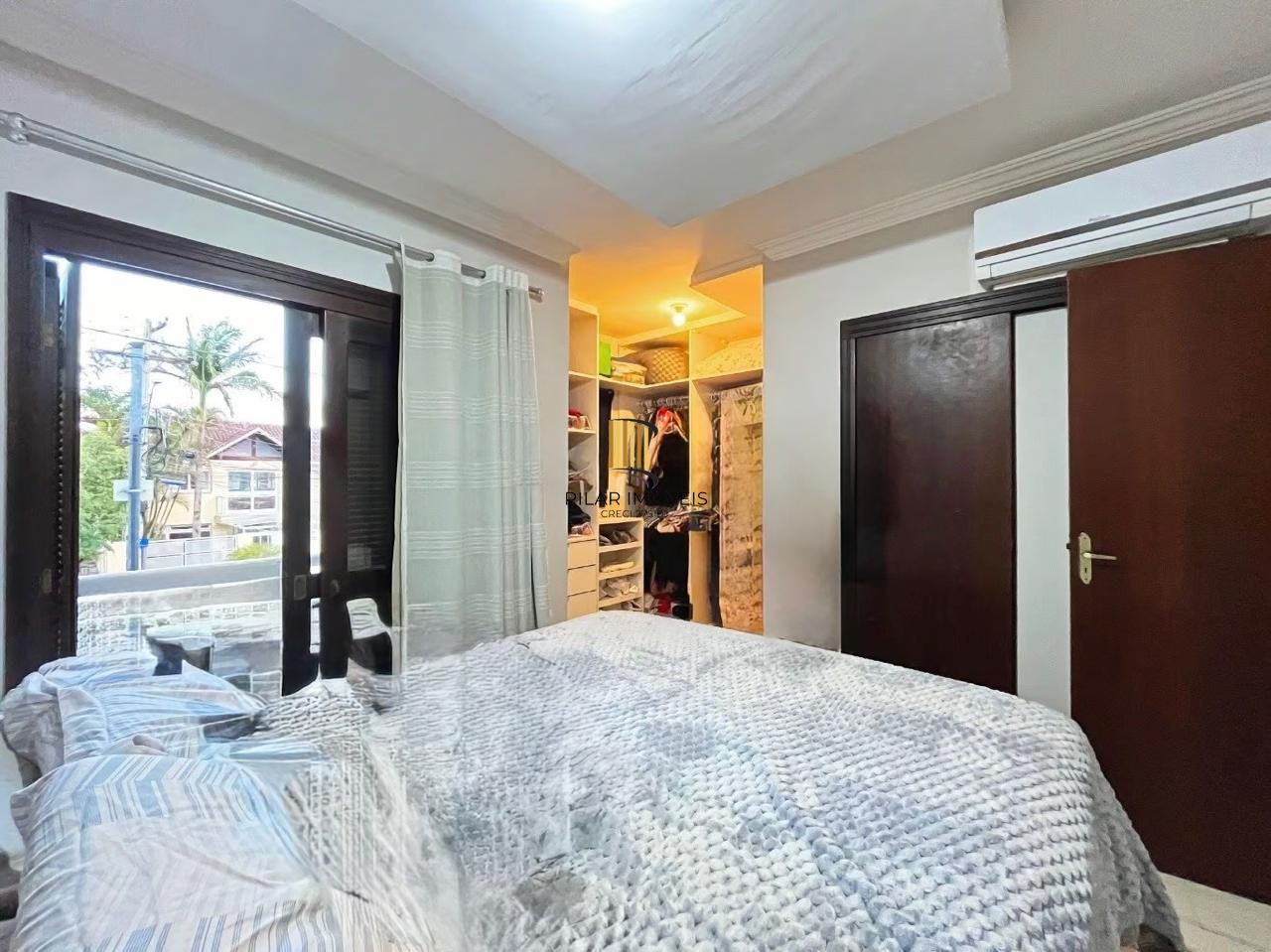 Excelente casa a venda com 3 dormitórios no bairro Tristeza em Porto Alegre.