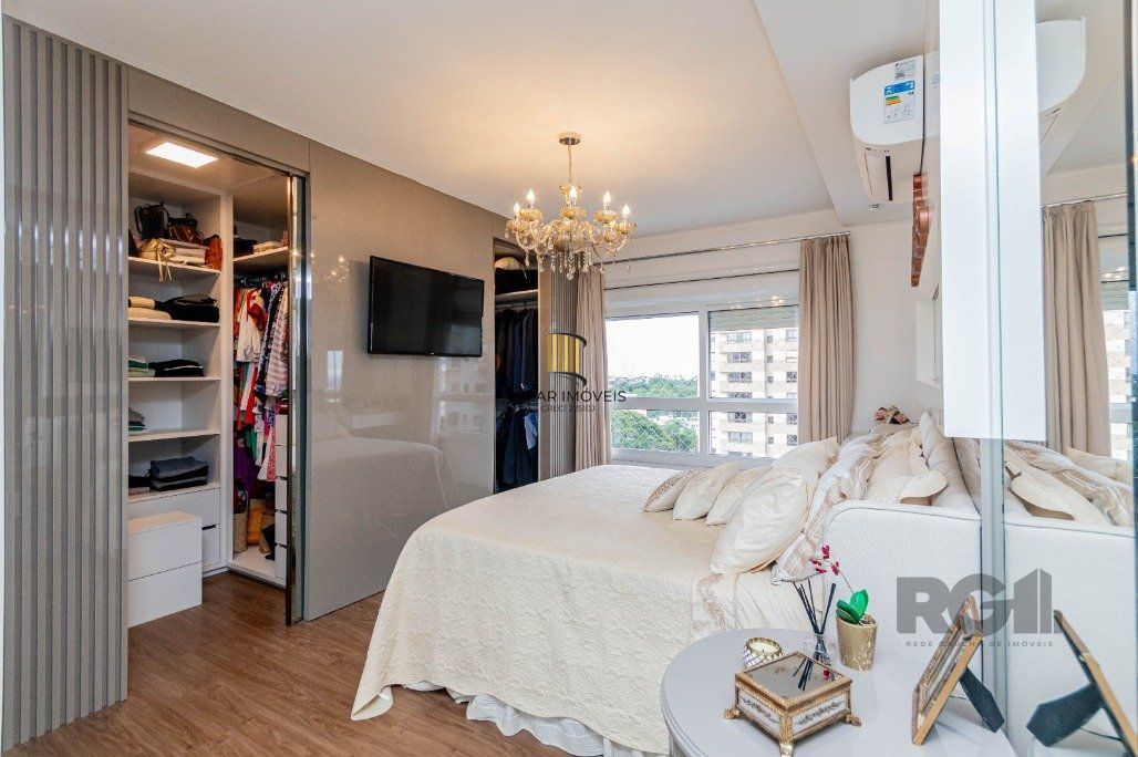 Apartamento com 209 m² privativos sendo 3 suítes, 4 elevadores, 3 vagas de garagens, à venda no bairro Higienópolis