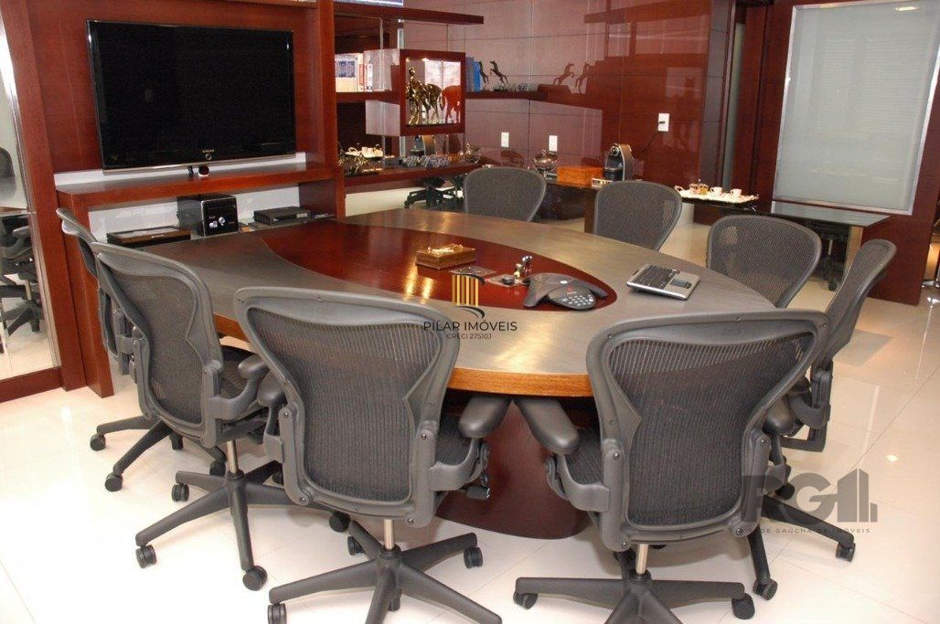 Conjunto comercial desocupado no Edel Trade Center