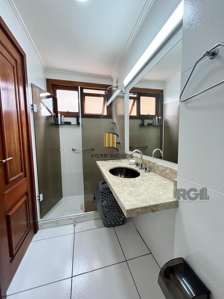 Cobertura para Comprar  com três dormitórios e uma suíte, duas vagas no bairro Petrópolis.