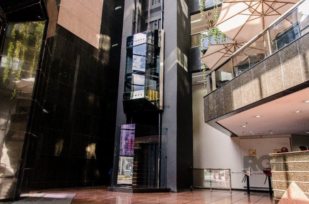 Conjunto comercial desocupado no Edel Trade Center