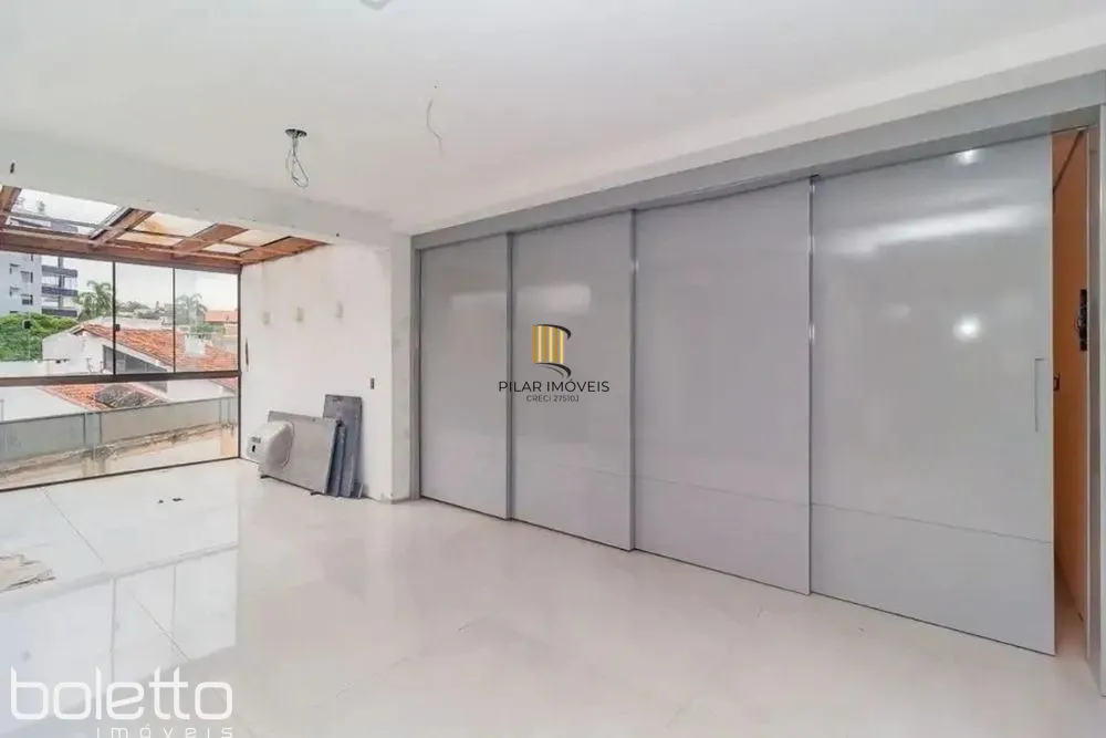 Casa Reformada com Piscina, 370m², 2 Suítes com Closet no Três Figueiras – POA