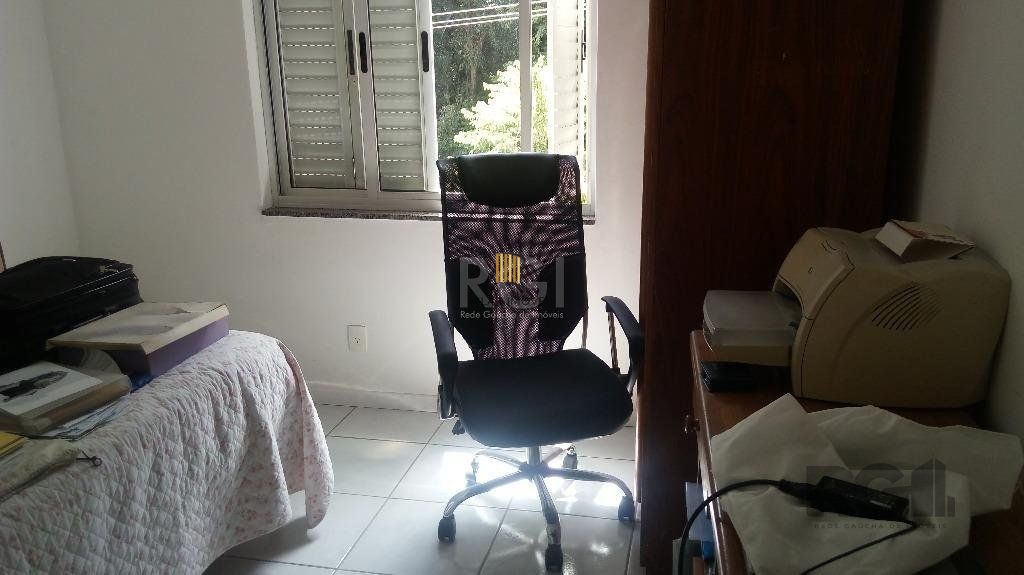 Vende prédio com 3 apartamentos, 9 dormitórios, 3 suíte, 3 salas amplas com churrasqueira, box 6 vaga coberta, 479 m² por R$ 1.200,000,00- São João - Porto Alegre/RS
