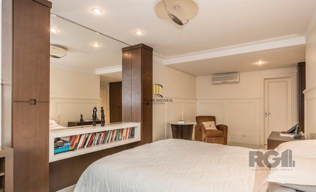 Casa em condomínio à venda no Bairro Três Figueiras.