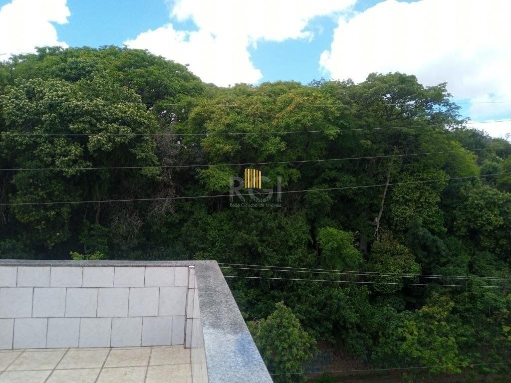 Vende prédio com 3 apartamentos, 9 dormitórios, 3 suíte, 3 salas amplas com churrasqueira, box 6 vaga coberta, 479 m² por R$ 1.200,000,00- São João - Porto Alegre/RS