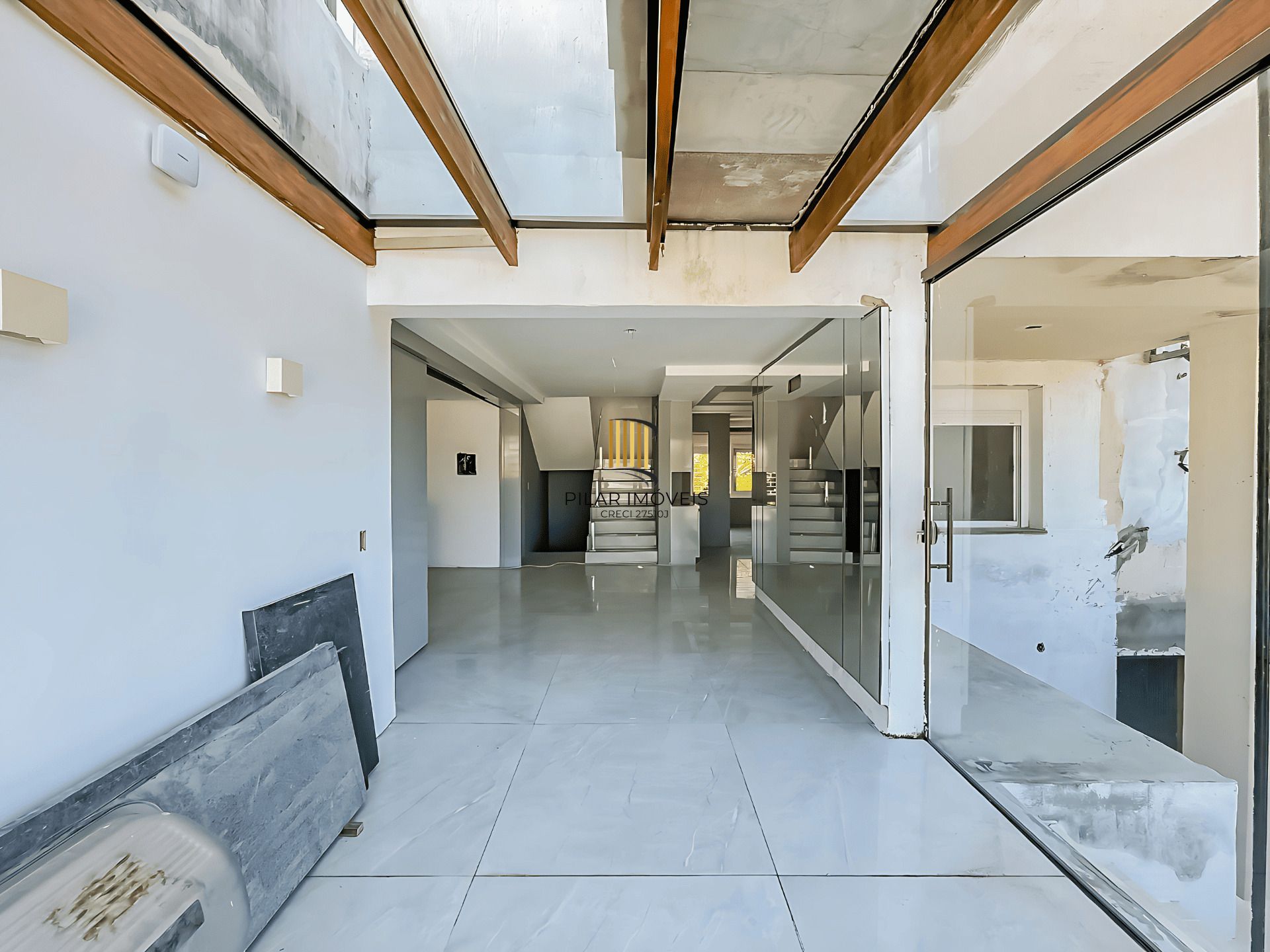 Casa Reformada com Piscina, 370m², 2 Suítes com Closet no Três Figueiras – POA