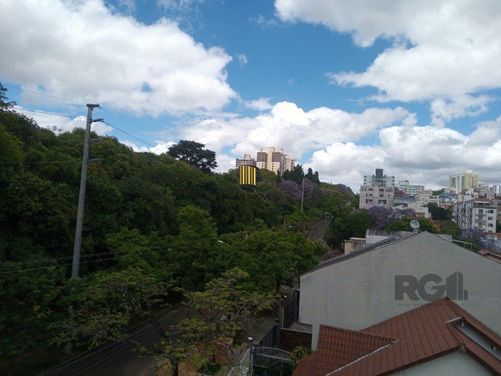 Vende prédio com 3 apartamentos, 9 dormitórios, 3 suíte, 3 salas amplas com churrasqueira, box 6 vaga coberta, 479 m² por R$ 1.200,000,00- São João - Porto Alegre/RS