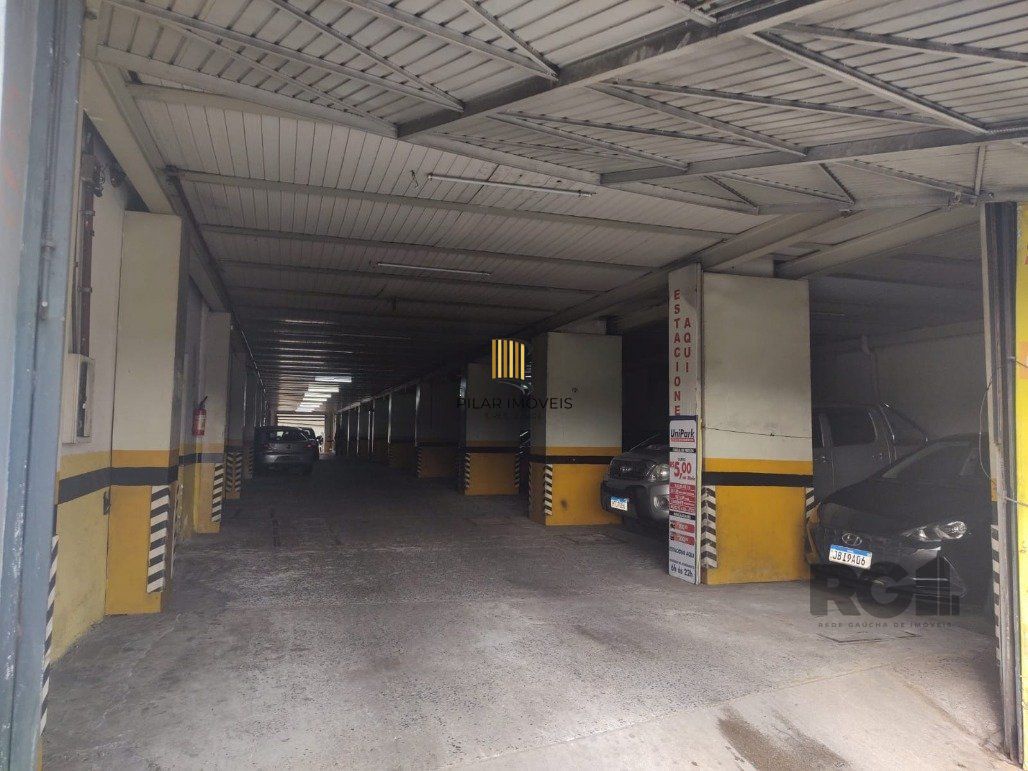 Vende pavilão, garagem de estacionamento para 100 carros, 2.400m² com salas para escritórios e depósito no centro de Porto Alegre