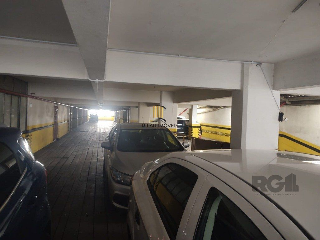 Vende pavilão, garagem de estacionamento para 100 carros, 2.400m² com salas para escritórios e depósito no centro de Porto Alegre