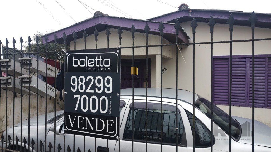 Vende terreno 300m², com 3 casas, casa da frente 2 dormitórios, sobrado nos fundos parte de baixo 2 dormitórios,1 banheiro sala cozinha conjugada,  em cima 3 dormitórios, 2 banheiros, sala e cozinha