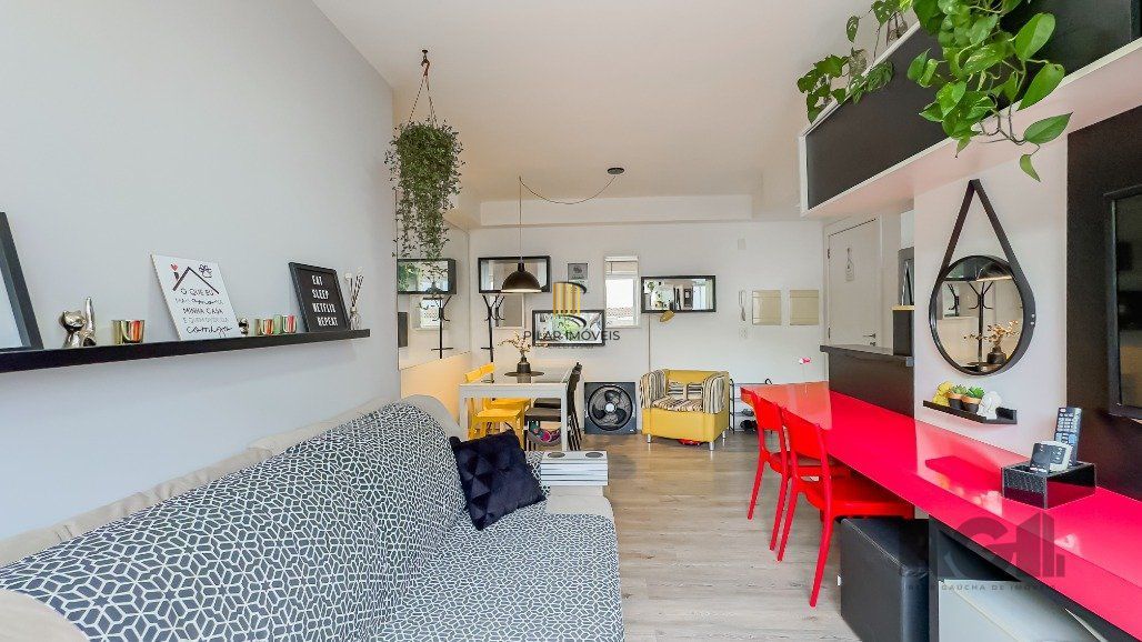 Apartamento a venda no bairro Passo da Areia com dois dormitórios.