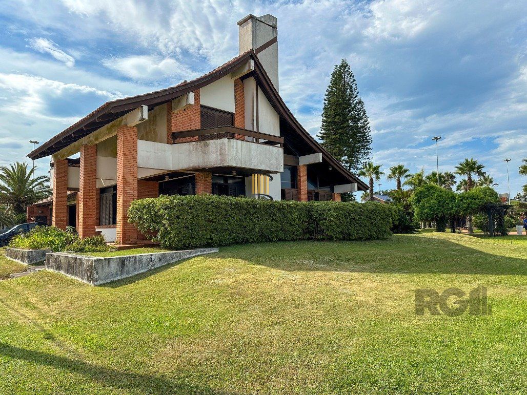 Icônica Casa para comprar  a poucos metros do mar em Atlântida