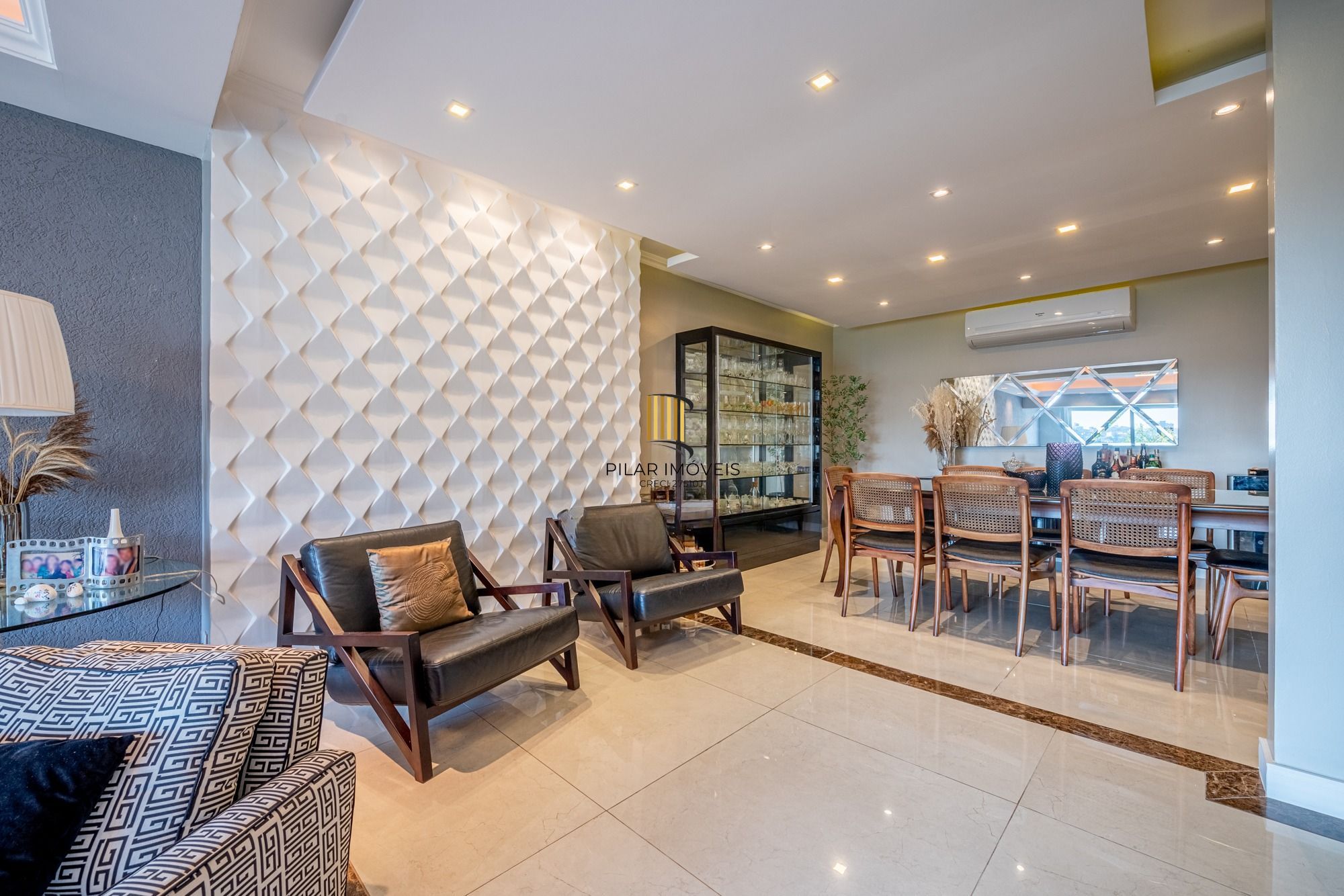Casa com 357m² e 4 dormitórios, 3 suítes, 3 vagas