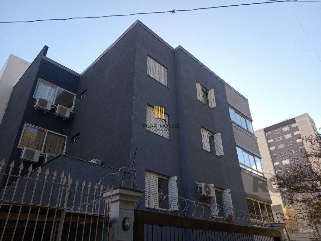 Vende prédio com 3 apartamentos, 9 dormitórios, 3 suíte, 3 salas amplas com churrasqueira, box 6 vaga coberta, 479 m² por R$ 1.200,000,00- São João - Porto Alegre/RS