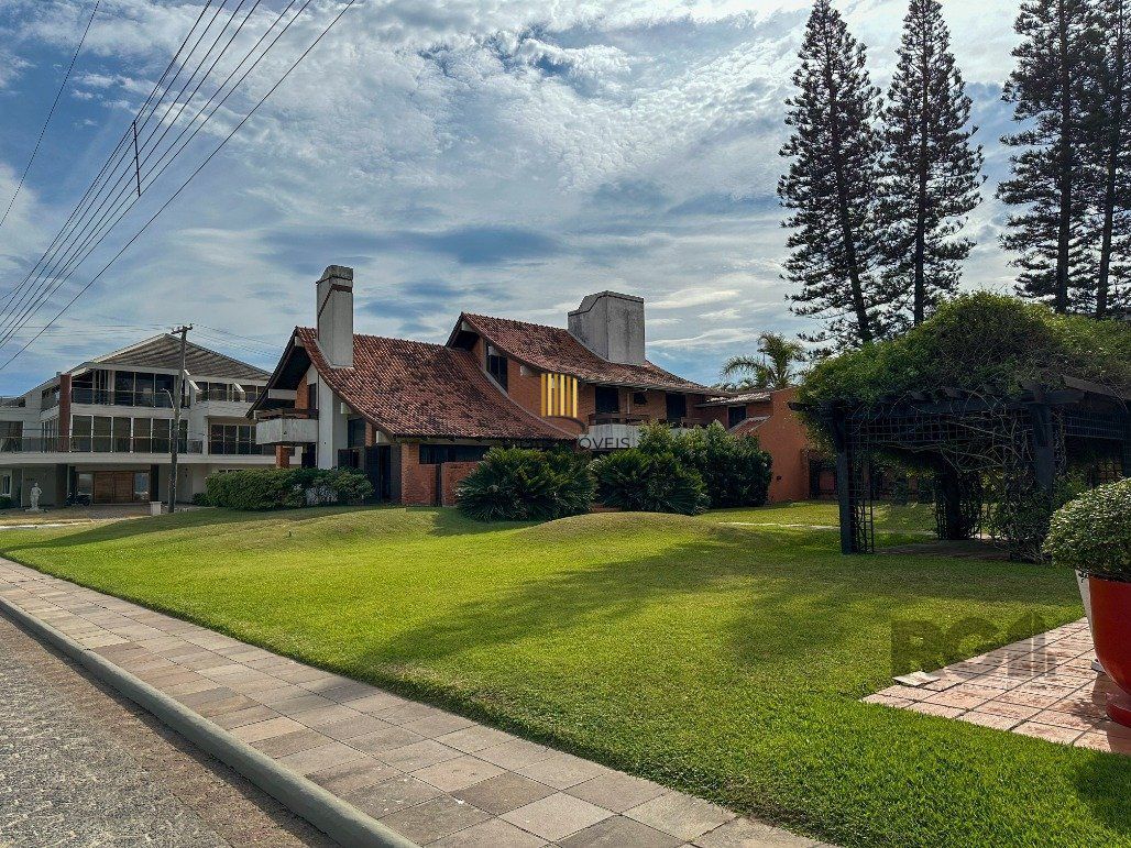 Icônica Casa para comprar  a poucos metros do mar em Atlântida