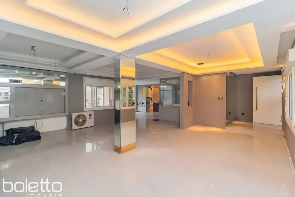 Casa Reformada com Piscina, 370m², 2 Suítes com Closet no Três Figueiras – POA