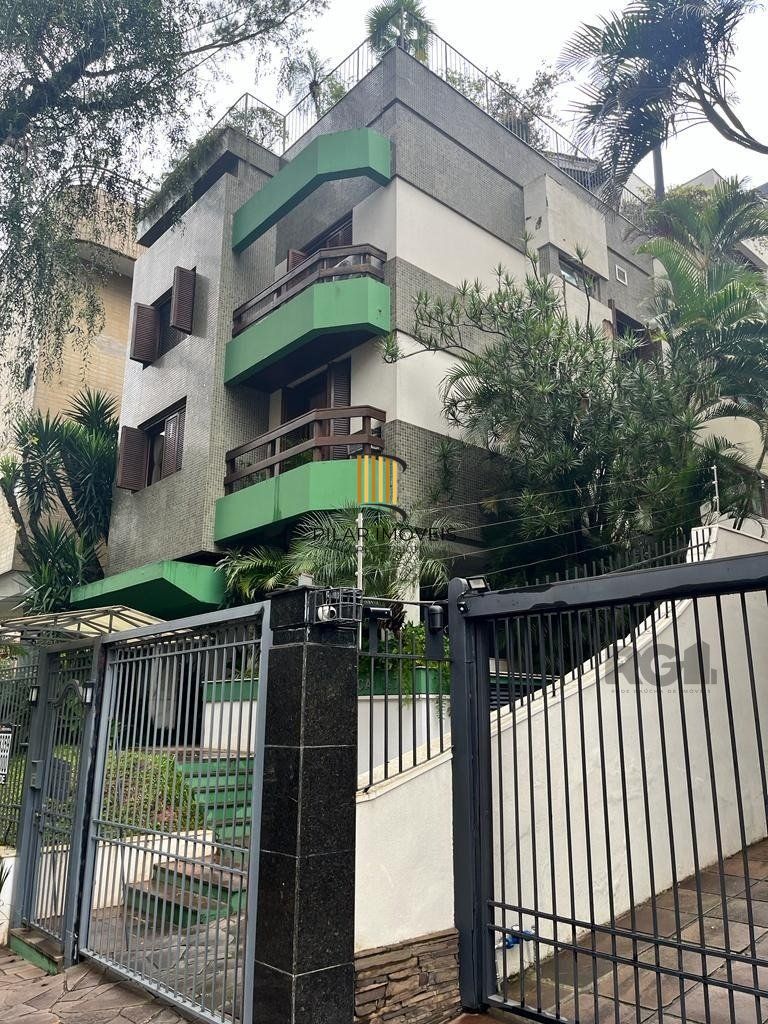 Cobertura para Comprar  com três dormitórios e uma suíte, duas vagas no bairro Petrópolis.