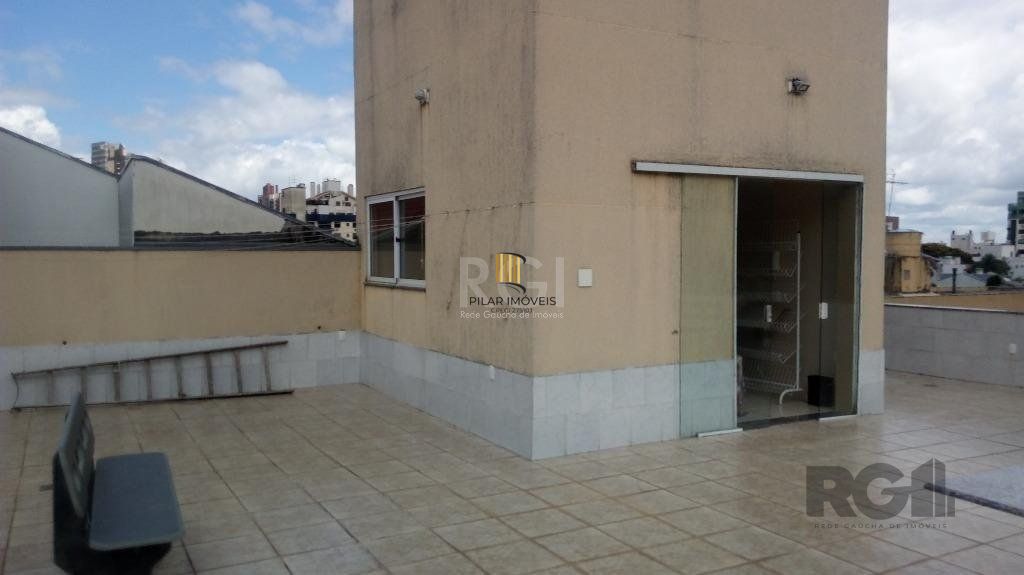 Vende prédio com 3 apartamentos, 9 dormitórios, 3 suíte, 3 salas amplas com churrasqueira, box 6 vaga coberta, 479 m² por R$ 1.200,000,00- São João - Porto Alegre/RS