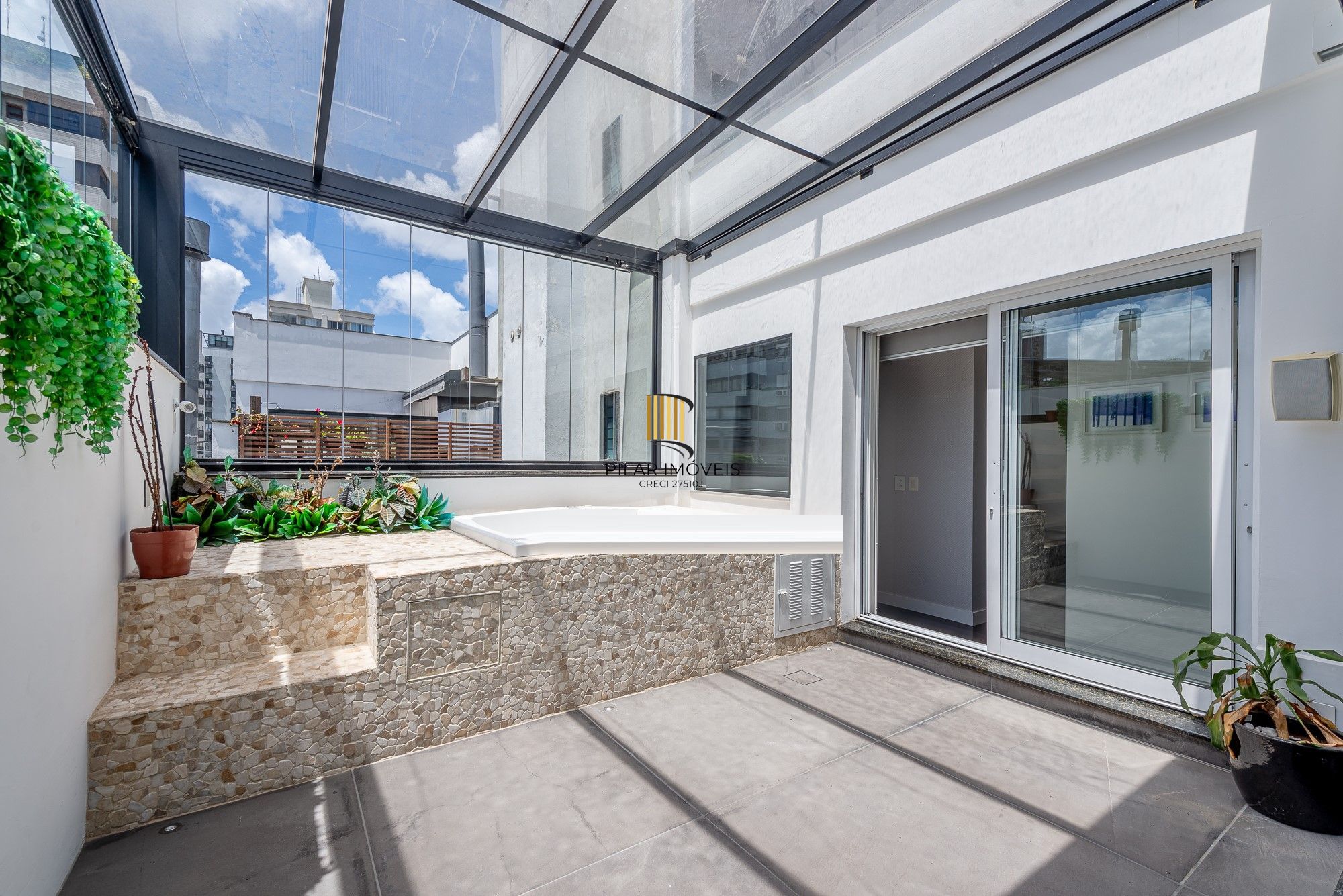 Cobertura com 115m² e 2 dormitórios, 2 suítes, 1 vaga