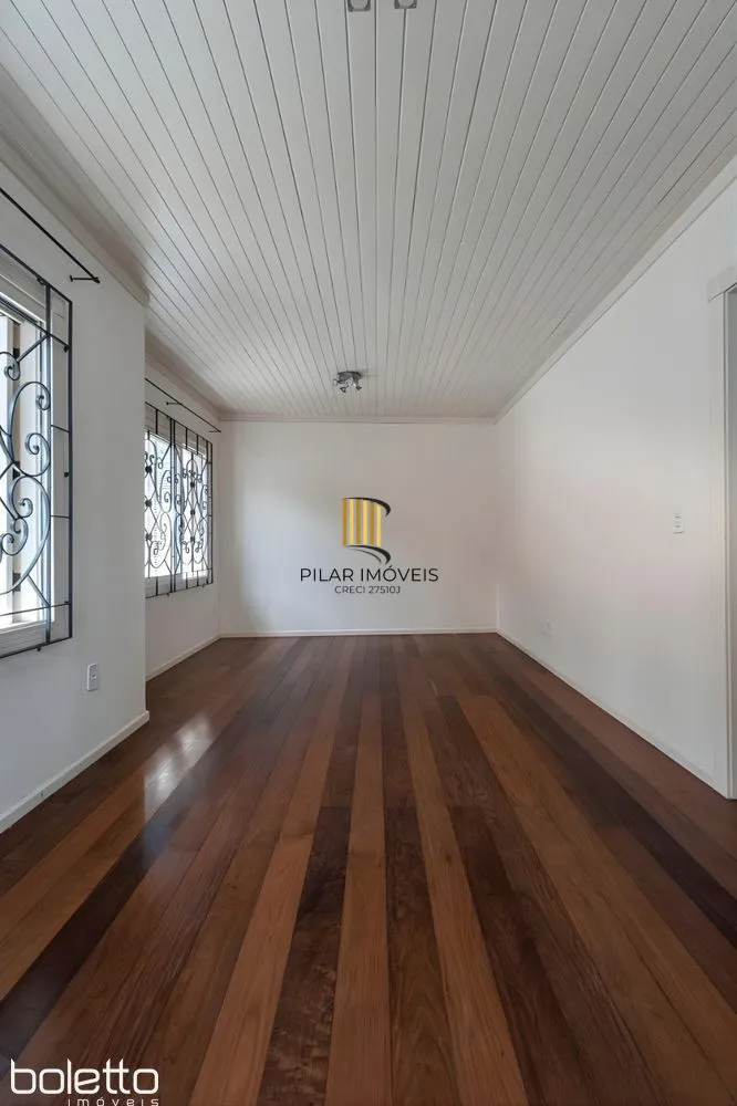 Casa Reformada com Piscina, 370m², 2 Suítes com Closet no Três Figueiras – POA