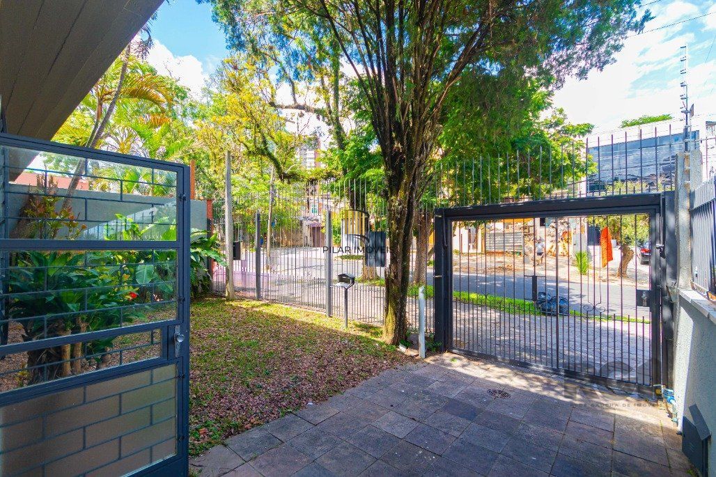 Casa/sobrado para Comprar com 4 dormitórios no bairro  Chácara das Pedras.