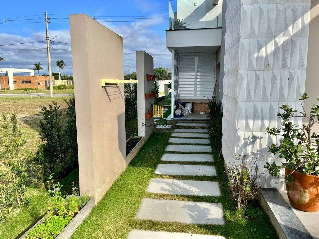 Casa para Comprar com 3 Suítes em Lote Molhado no Península Ponta da Figueira
