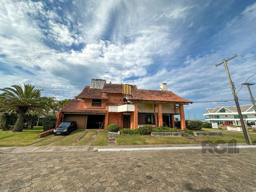 Icônica Casa para comprar  a poucos metros do mar em Atlântida