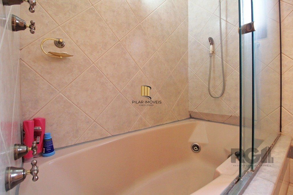 Casa para Comprar com 4 dormitórios, uma suíte e 4 vagas no Bairro Chácara das Pedras.