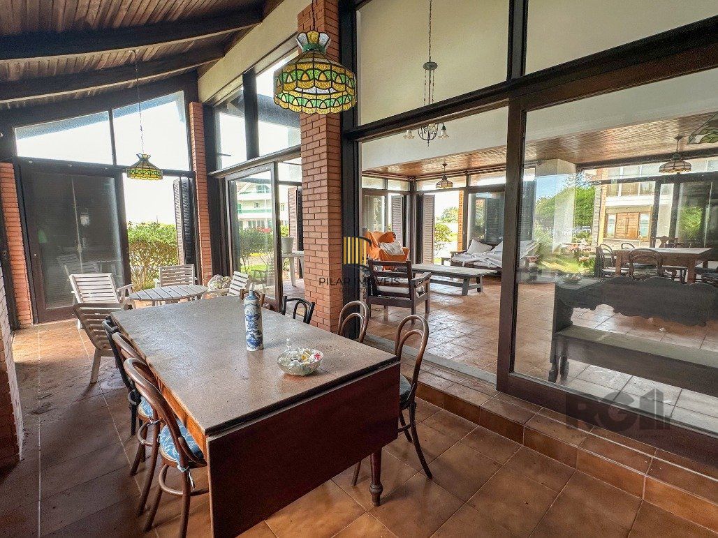 Icônica Casa para comprar  a poucos metros do mar em Atlântida
