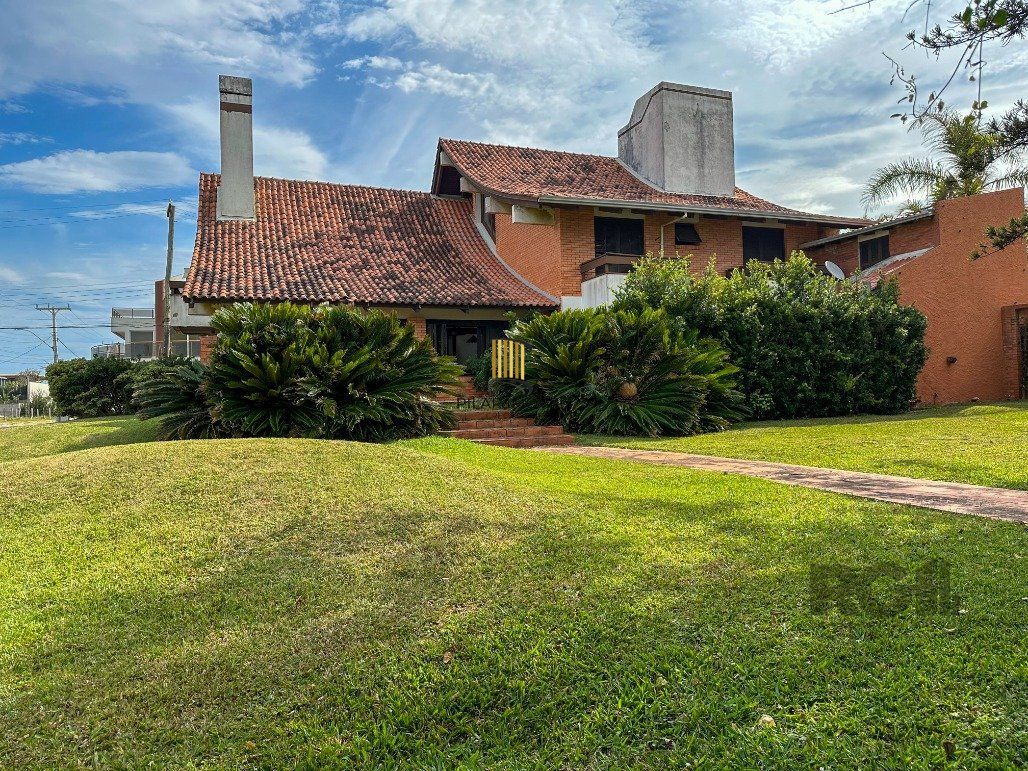 Icônica Casa para comprar  a poucos metros do mar em Atlântida