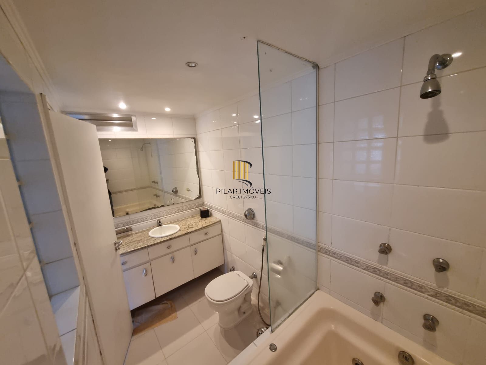 Apto de 3 dormitórios no Mont Serrat com linda vista da cidade e 1 vaga de garagem