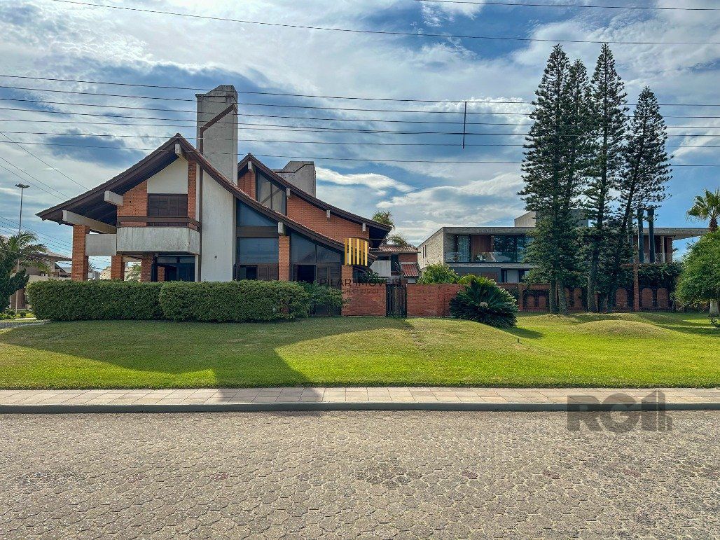 Icônica Casa para comprar  a poucos metros do mar em Atlântida