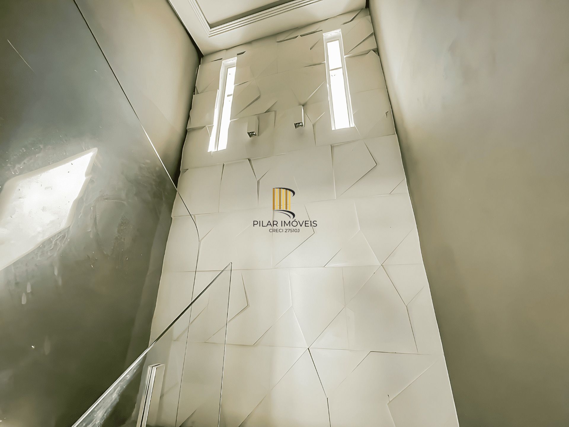 Casa Reformada com Piscina, 370m², 2 Suítes com Closet no Três Figueiras – POA