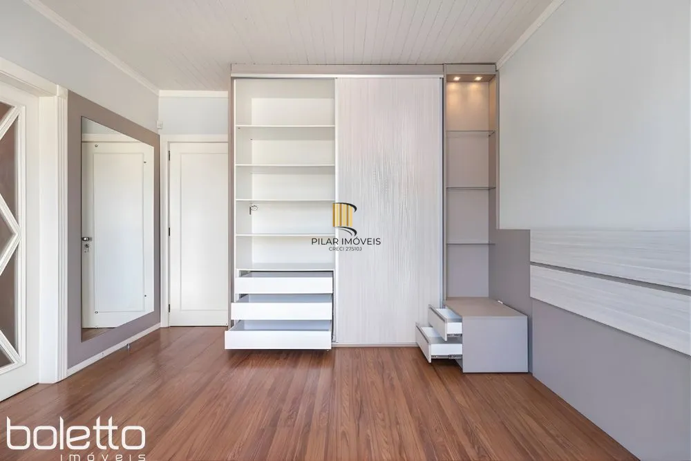 Casa Reformada com Piscina, 370m², 2 Suítes com Closet no Três Figueiras – POA