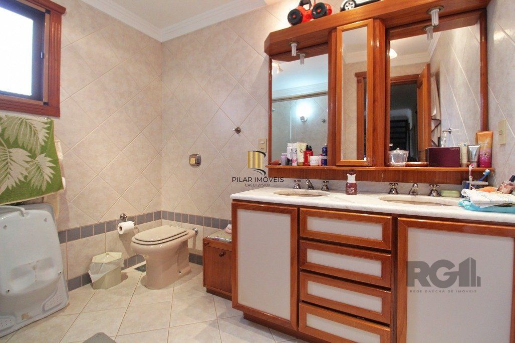 Casa para Comprar com 4 dormitórios, uma suíte e 4 vagas no Bairro Chácara das Pedras.